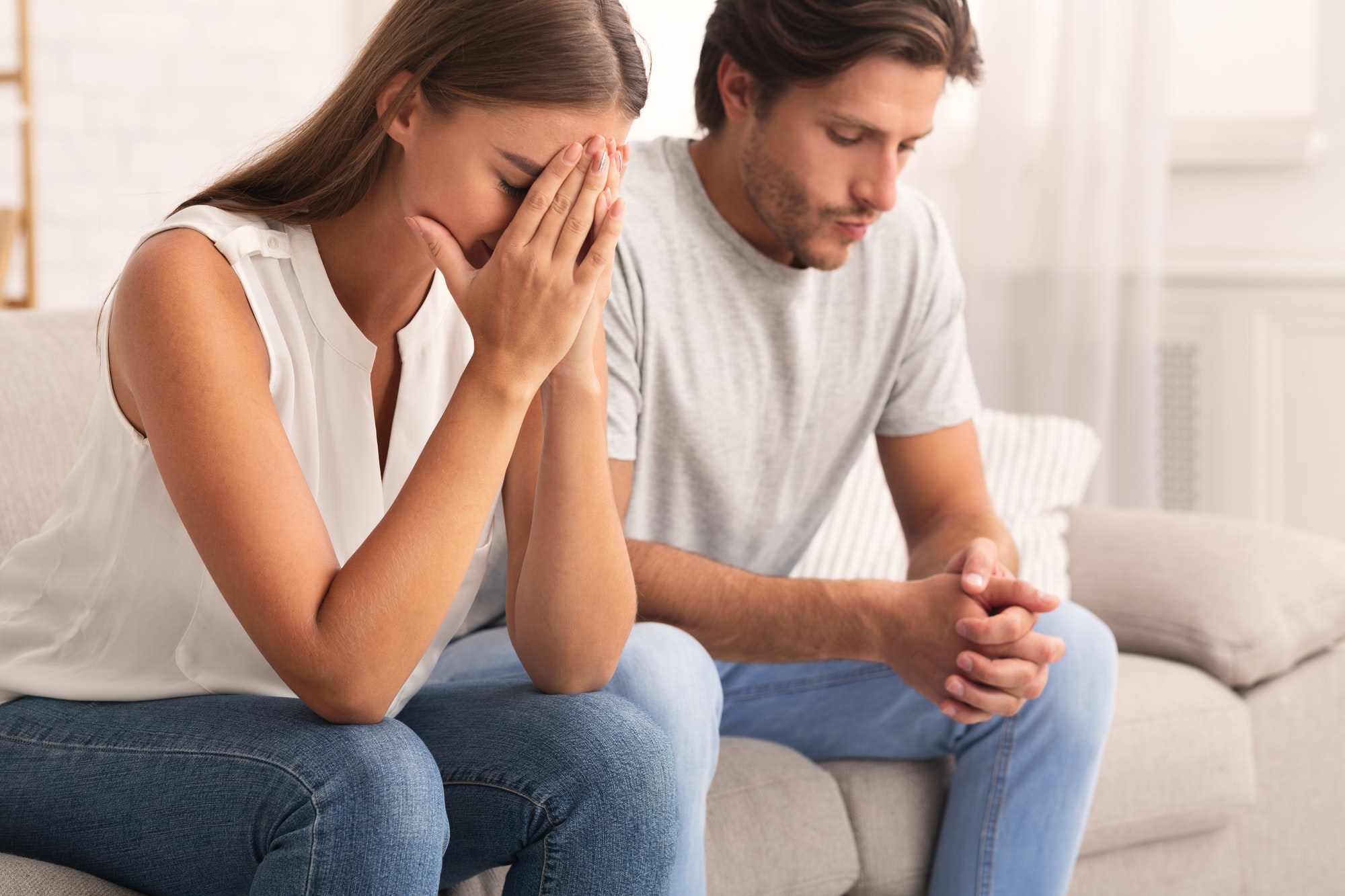 حكم أخذ الزوجة من مال زوجها مصروفها الخاص دون علمه